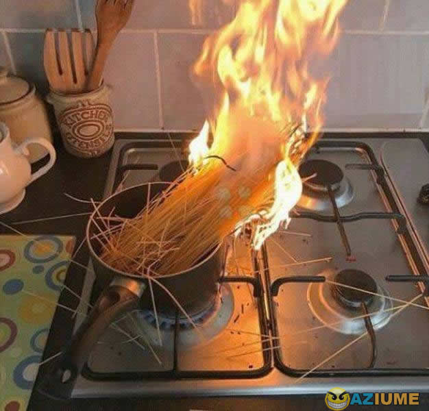 Eu tentando fazer macarrão