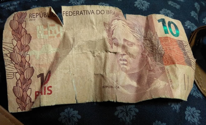 Ele encontrou dinheiro no chão