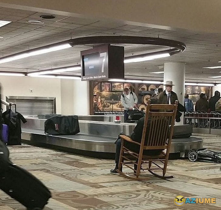 Afinal de contas, esperar em pé é cansativo demais Afinal de contas, esperar em pé é cansativo demais