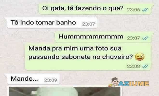Passando sabonete no chuveiro Passando sabonete no chuveiro