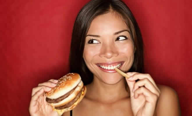 Mulheres estão aceitando a ir em encontros apenas para comer de graça