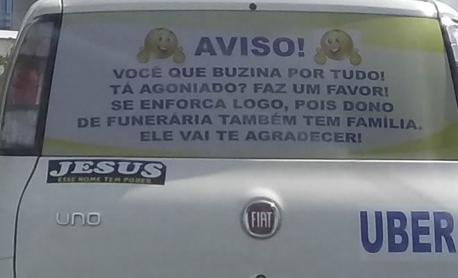 Motorista de app visto numa capital brasileira.