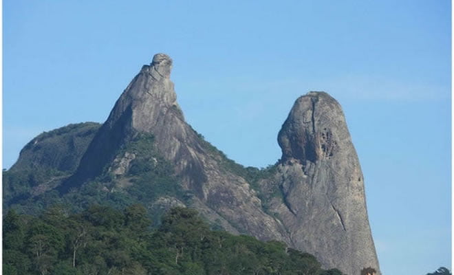 No Espírito Santo tem uma pedra chamada o Frade e a Freira. Eu vejo outra coisa