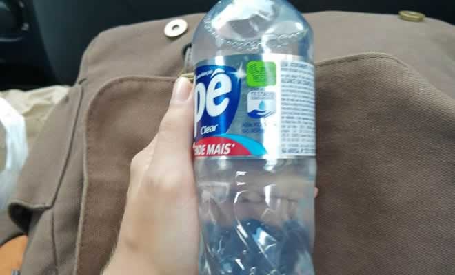 Quem nunca confundi o uma garrafa de Ypê com água