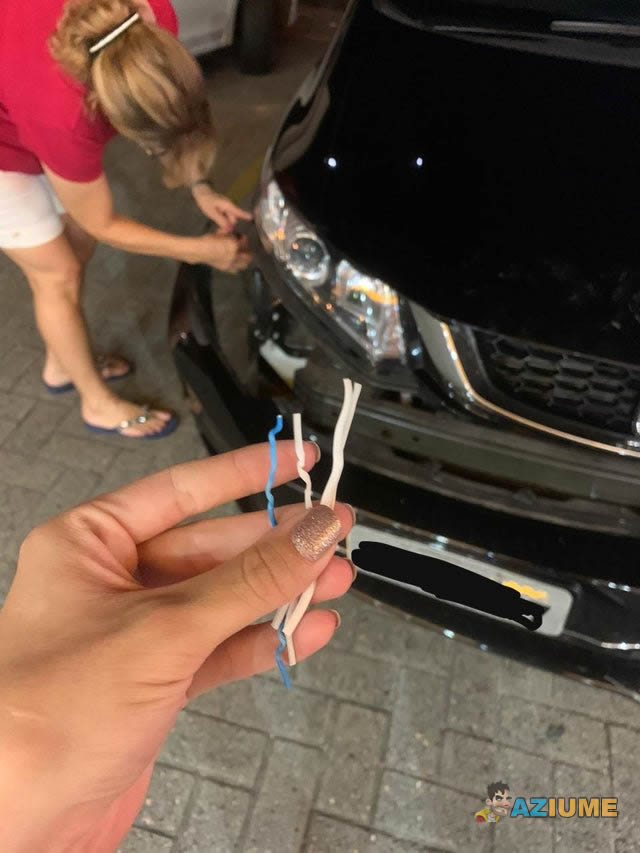 Minha mãe bateu o carro e o para-choque caiu Minha mãe bateu o carro e o para-choque caiu