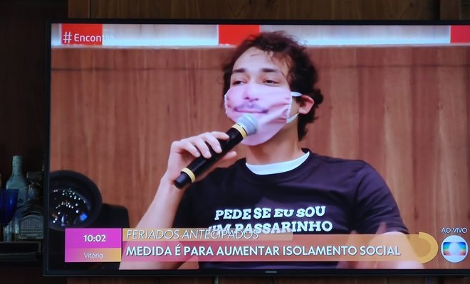 Olha só a máscara de Eduardo Sterblitch no Encontro