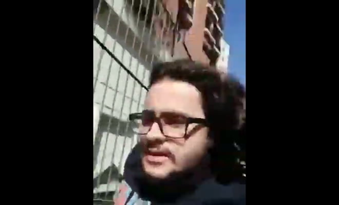 Rindo de um vídeo besta Rindo de um vídeo besta