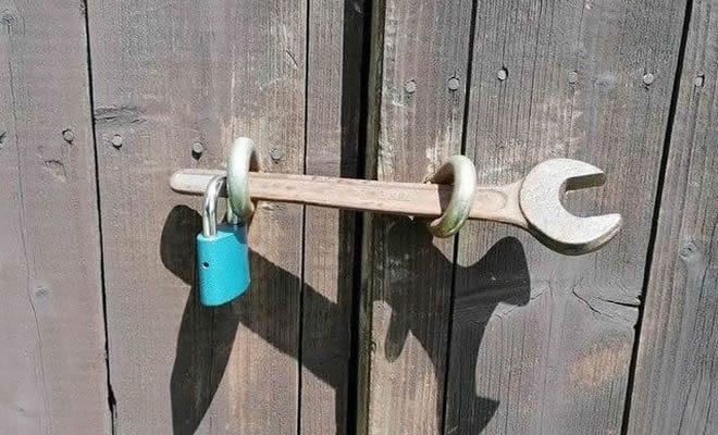 Trancado com uma chave de boca Trancado com uma chave de boca