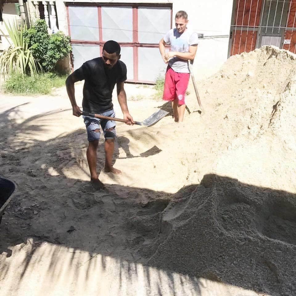 Como chamar seu amigo para carregar 16 metros de areia pra dentro: