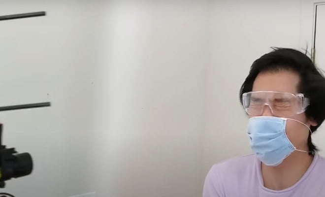 Arma que atira máscaras no rosto das pessoas Arma que atira máscaras no rosto das pessoas