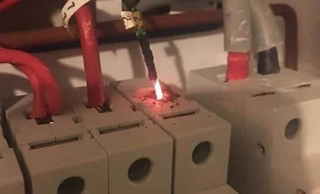 Cliente: Tem uma luzinha acesa no disjuntor Cliente: Tem uma luzinha acesa no disjuntor