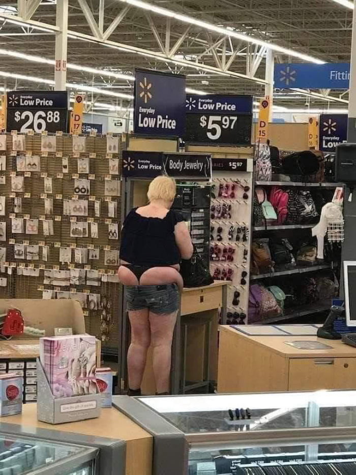 Pessoas estranhas no Walmart