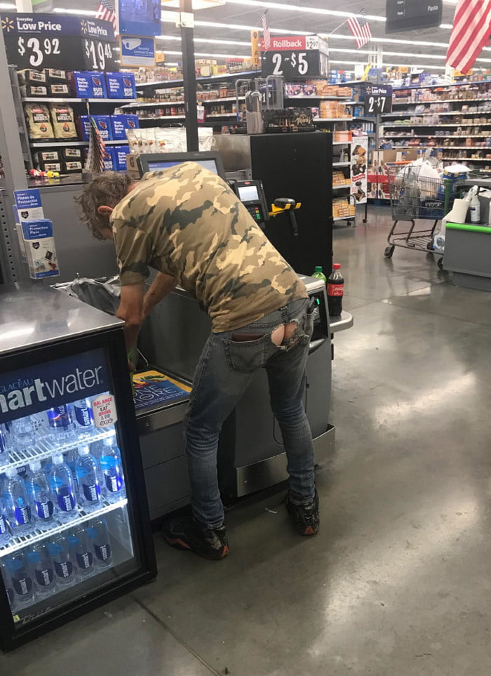 Pessoas estranhas no Walmart