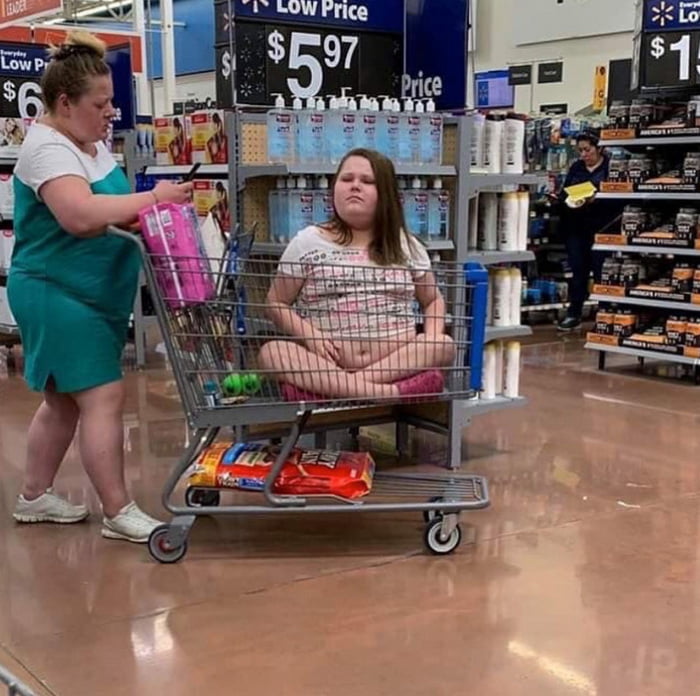 Pessoas estranhas no Walmart