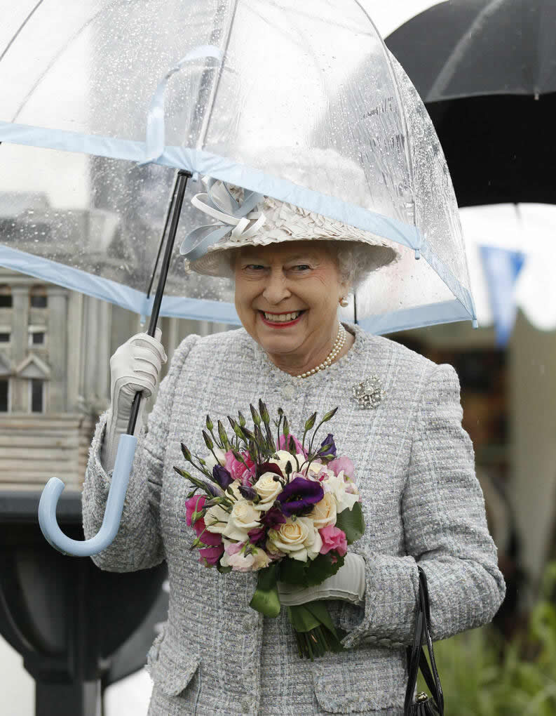 Está ai o motivo da Rainha sempre está com guarda chuva Está ai o motivo da Rainha sempre está com guarda chuva