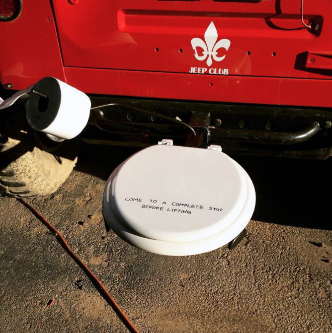 O pára-choques basculante é um banheiro portátil O pára-choques basculante é um banheiro portátil