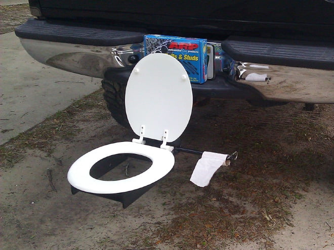 O pára-choques basculante é um banheiro portátil O pára-choques basculante é um banheiro portátil