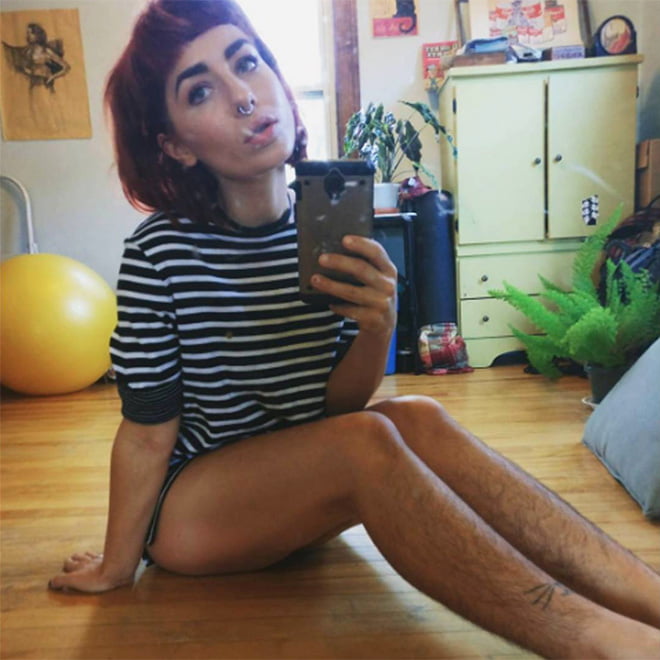 Estranha tendência de beleza no Instagram: garotas com pernas cabeludas