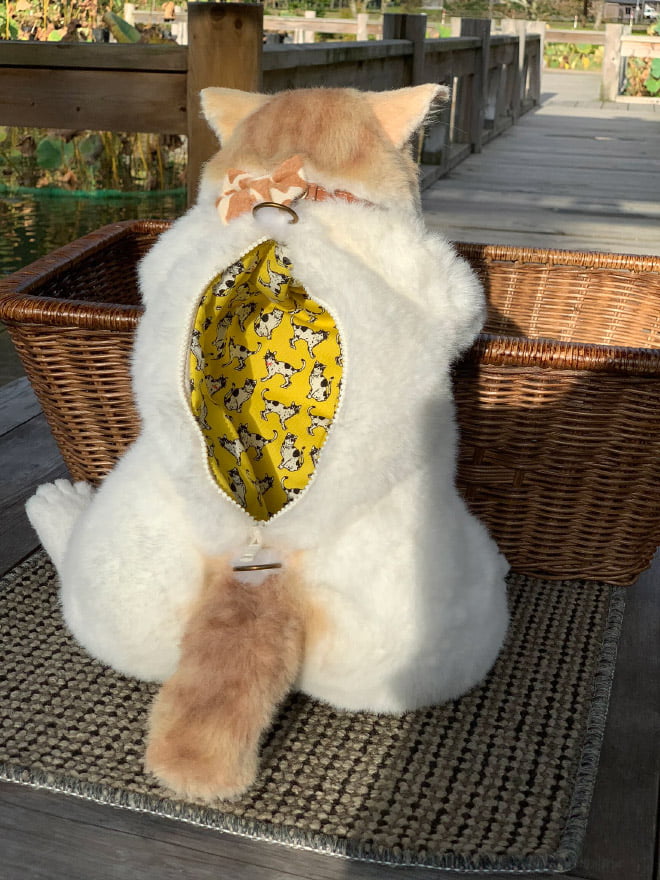 Mochila de gato que parece um gato vivo de verdade