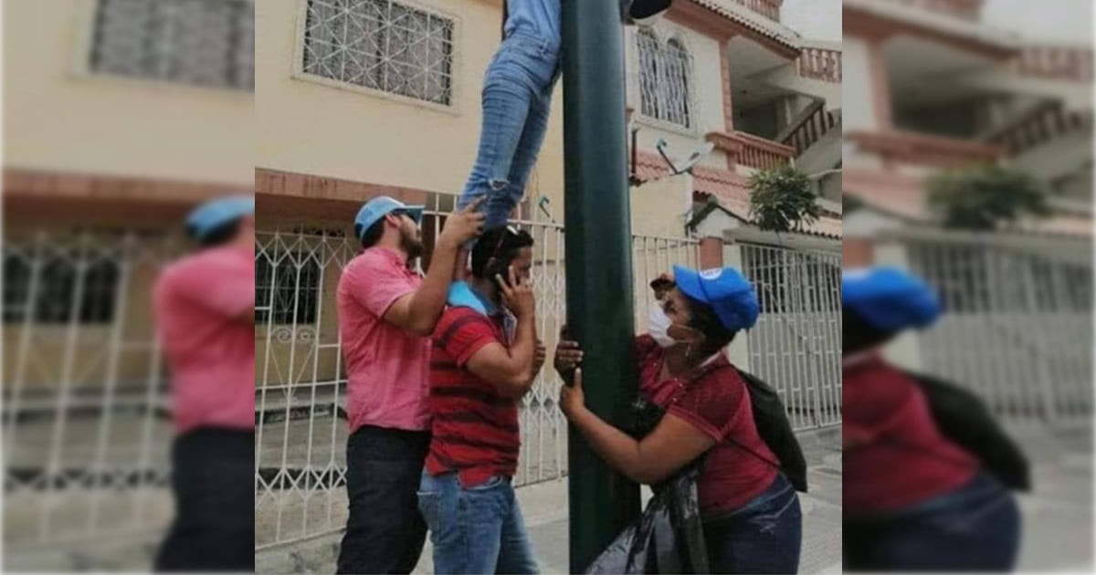 Minha pergunta é: O que a senhora do boné está fazendo?
