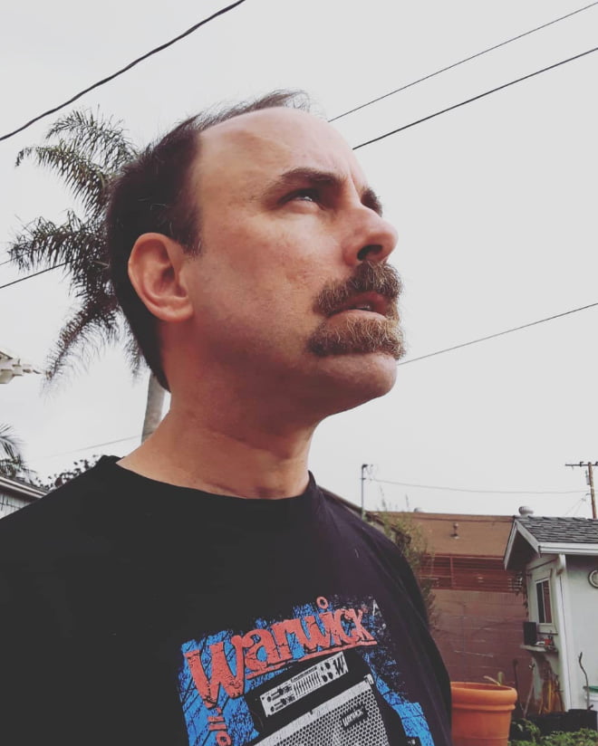 Bigode duplo é a última tendência da moda masculina