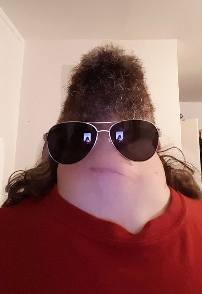 Homens barbudos olhando para cima