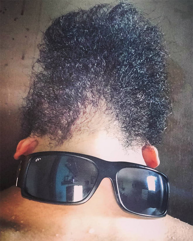 Homens barbudos olhando para cima