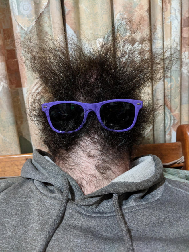 Homens barbudos olhando para cima