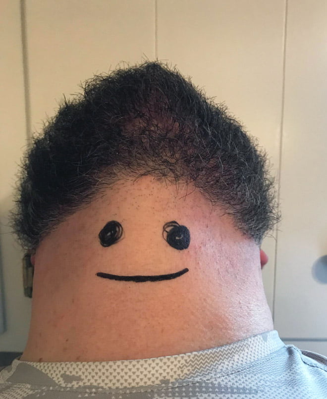 Homens barbudos olhando para cima