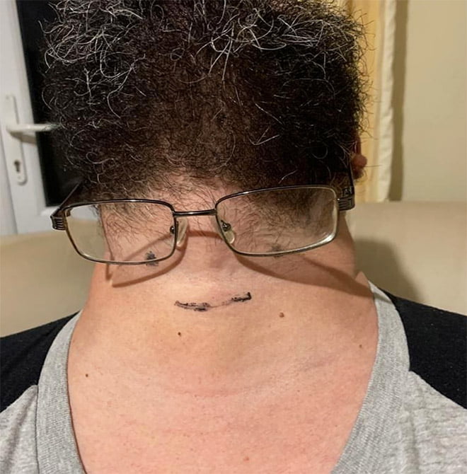 Homens barbudos olhando para cima