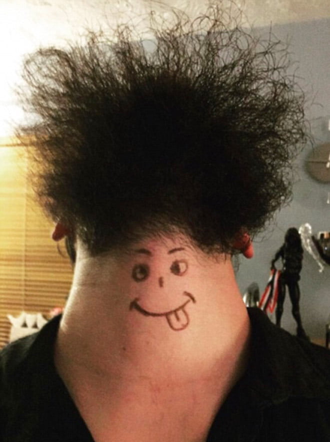 Homens barbudos olhando para cima