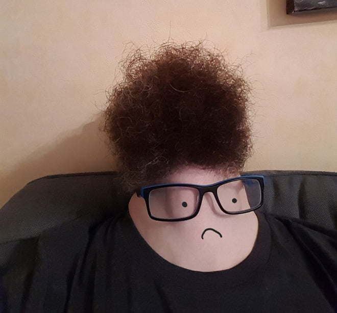 Homens barbudos olhando para cima