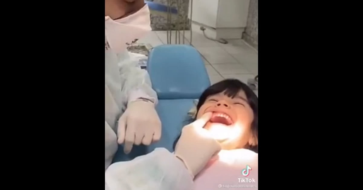 Dentista faz menina rir