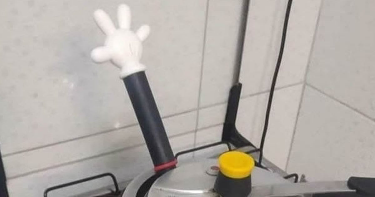 Comprei uma concha com a mão do Mickey