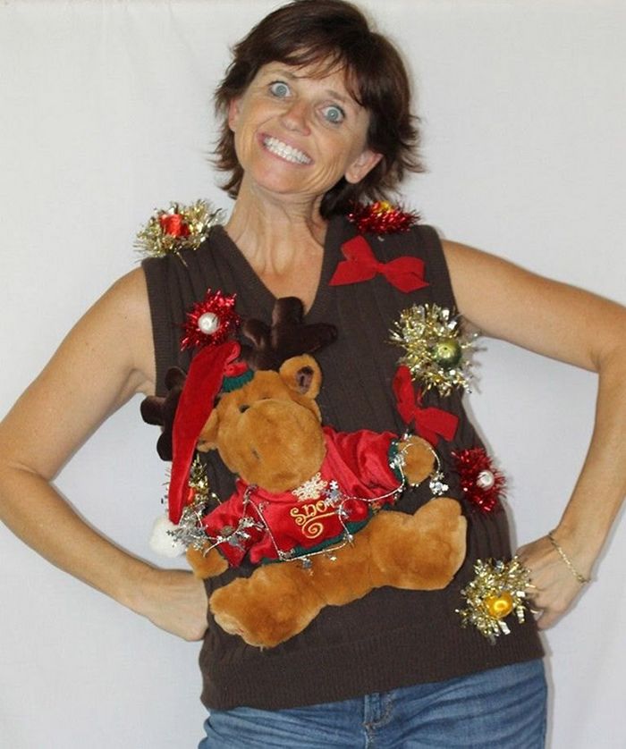 Conheça Deb: ela cria suéteres de Natal feios enquanto sorri como uma pessoa maluca