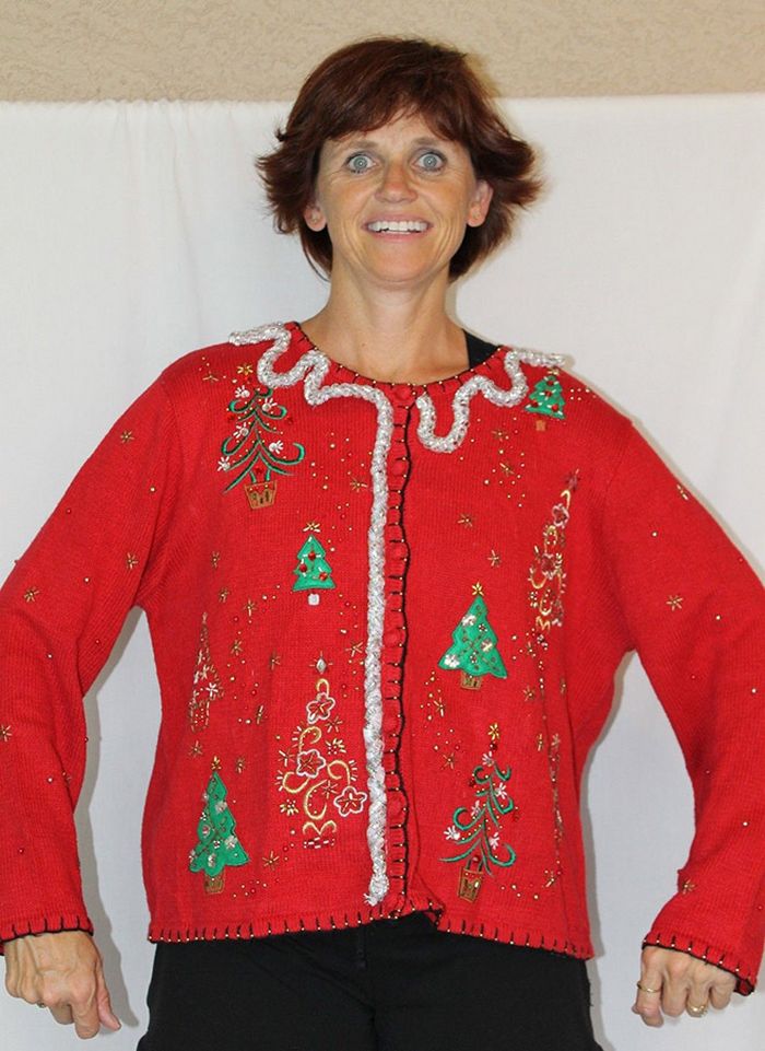 Conheça Deb: ela cria suéteres de Natal feios enquanto sorri como uma pessoa maluca