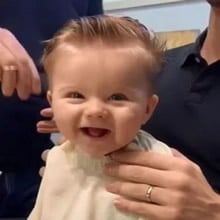Reação de bebê ao cortar cabelo pela primeira vez