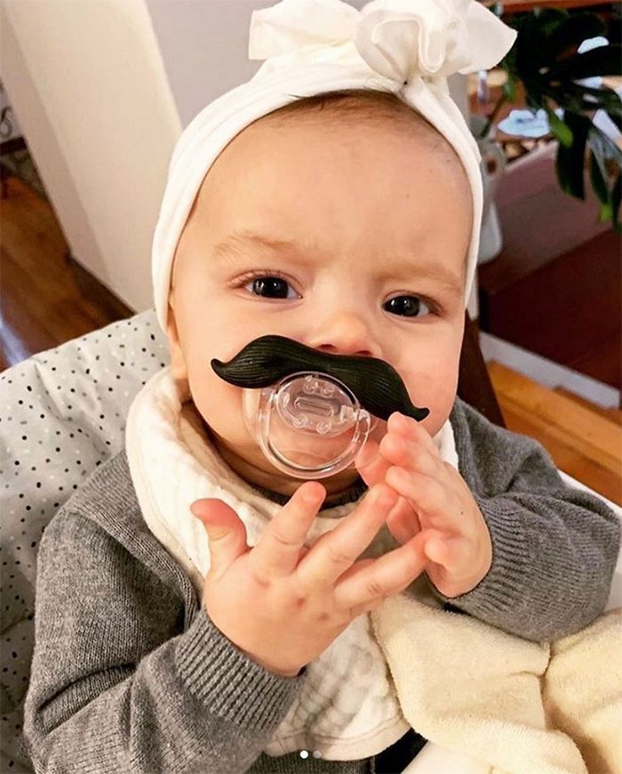 Chupeta de bigode transformará seu bebê em um homem de meia-idade