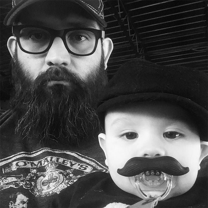 Chupeta de bigode transformará seu bebê em um homem de meia-idade