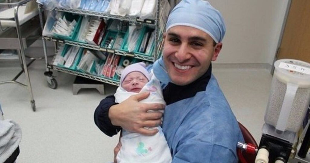 Pais veem seus bebês recém-nascidos pela primeira vez