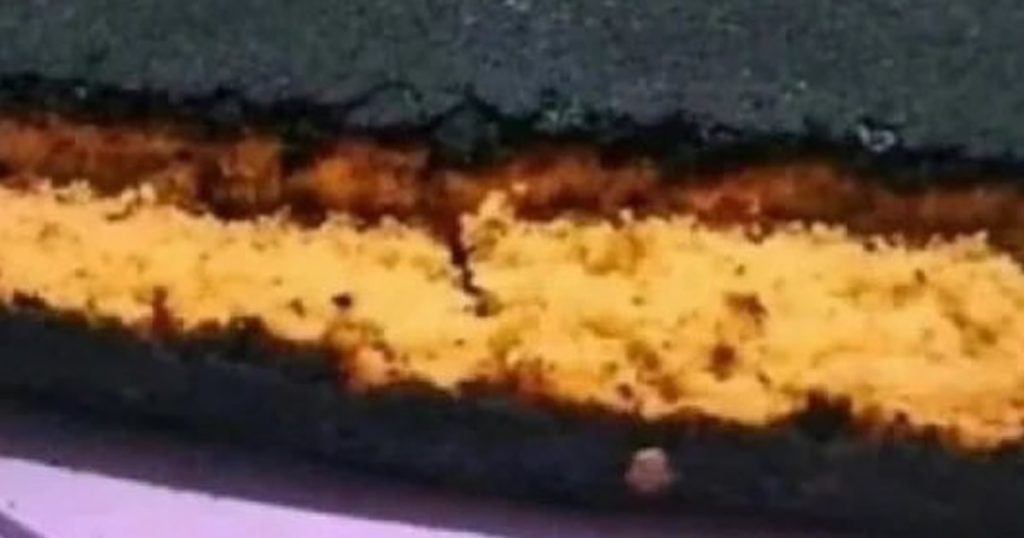 Bolo de cenoura com cobertura de asfalto