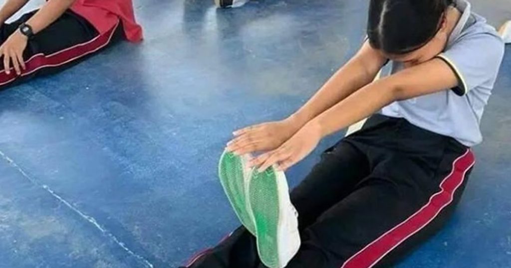 Quando um asiáticos vai fazer alongamento Quando um asiáticos vai fazer alongamento