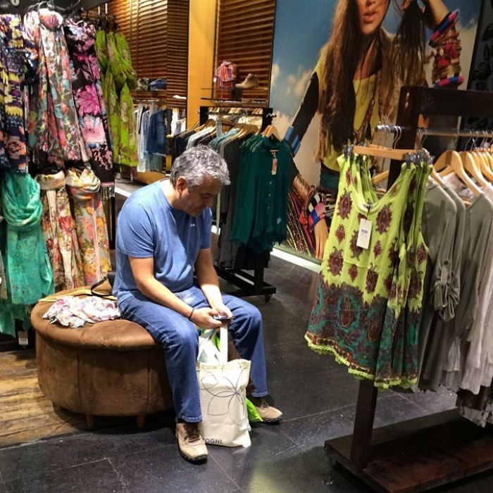 Homens tristes presos no mundo das compras com seu esposa