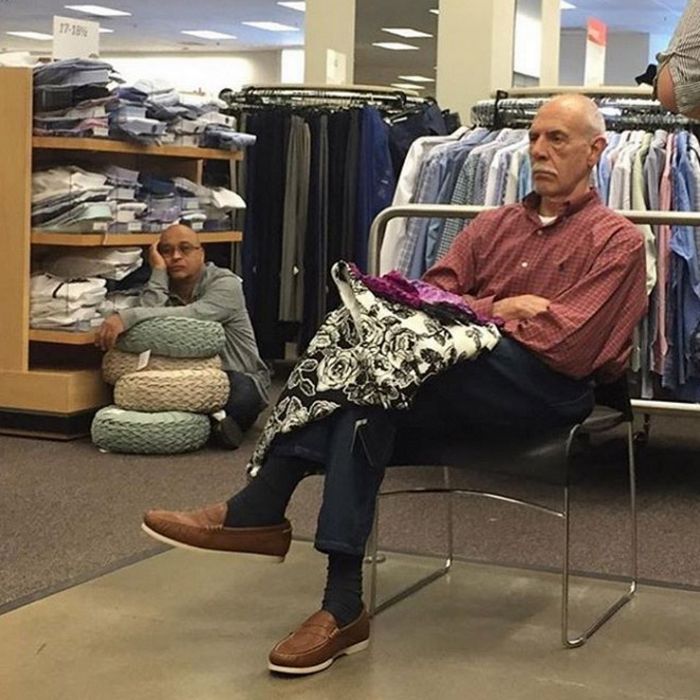 Homens tristes presos no mundo das compras com seu esposa