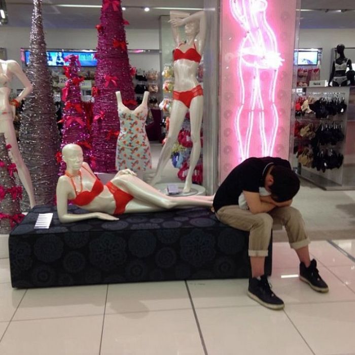 Homens tristes presos no mundo das compras com seu esposa