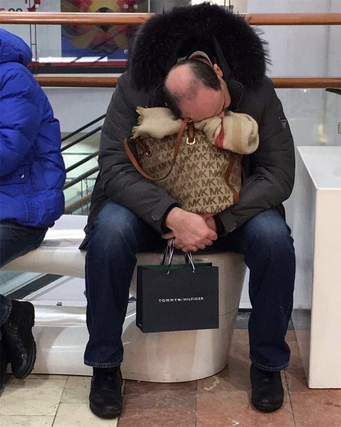 Homens tristes presos no mundo das compras com seu esposa