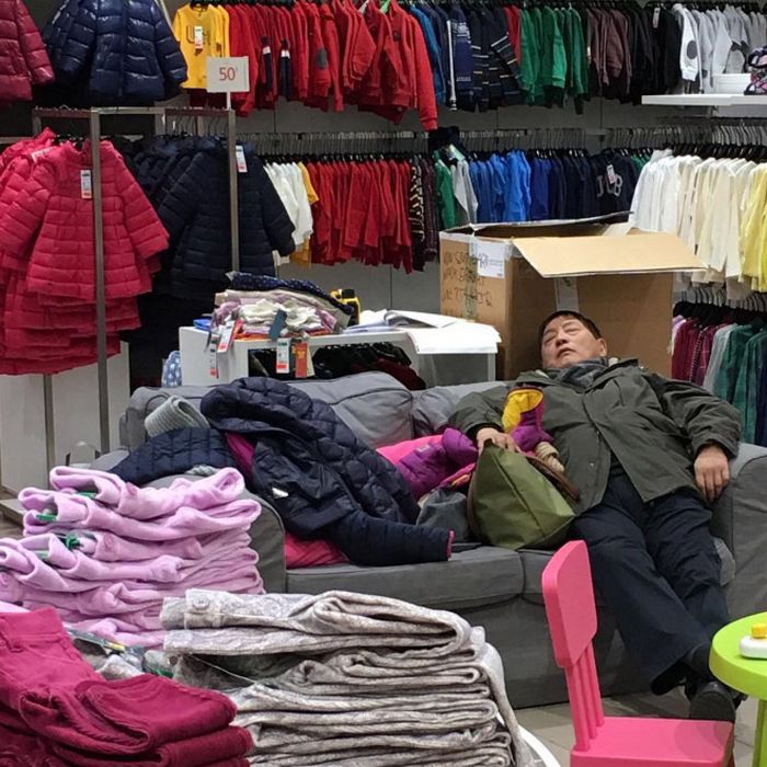 Homens tristes presos no mundo das compras com seu esposa