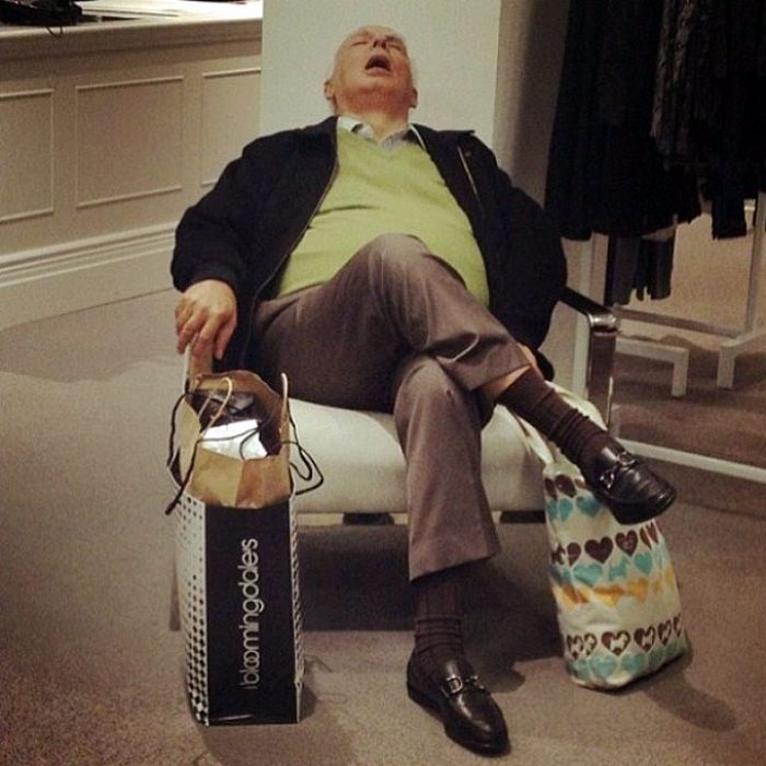 Homens tristes presos no mundo das compras com seu esposa