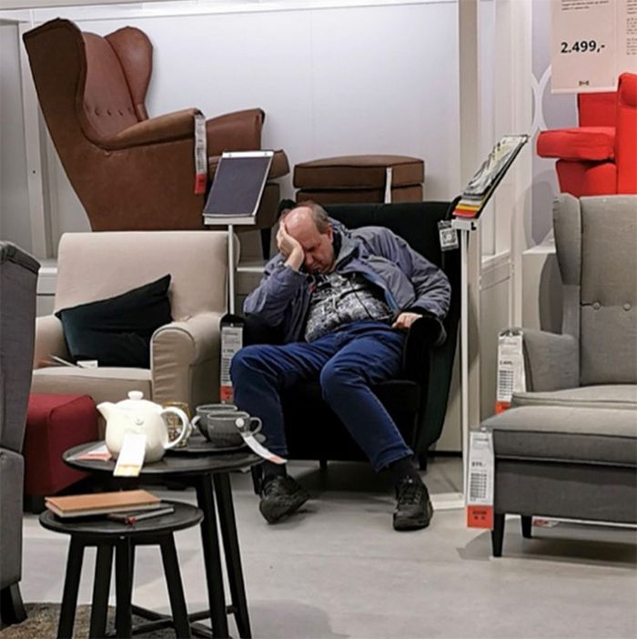 Homens tristes presos no mundo das compras com seu esposa