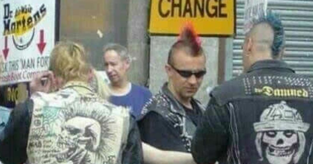 Tiririca foi parar no colete de um punk